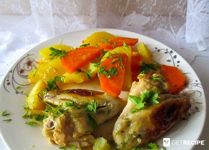 Картофель с куриными крылышками в духовке.