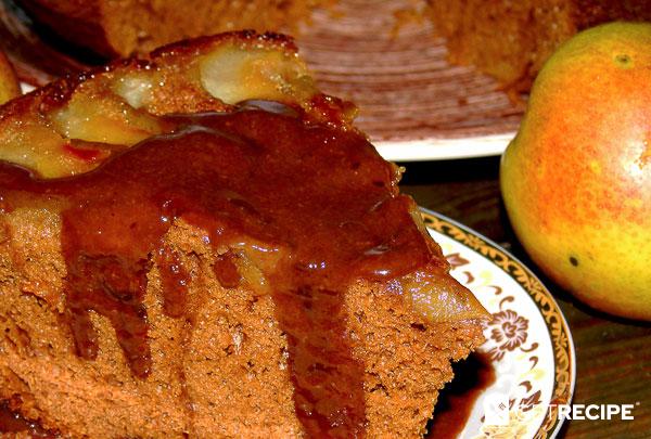 Photo of Пирог с грушами и шоколадным соусом.
