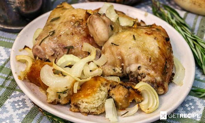 Photo of Курица в духовке, запеченная с хлебом, луком, чесноком и розмарином.