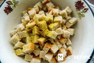 Салат с сухариками, колбасой и омлетом (2-й рецепт)