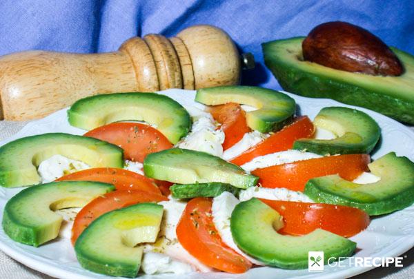 Photo of Трехцветный салат из авокадо с моцареллой