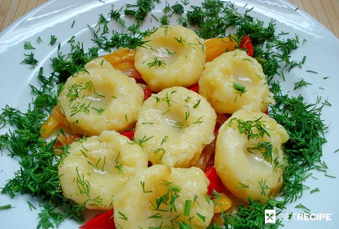 Photo of Картофельные клецки на овощной подушке.