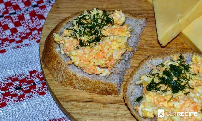 Бутербродная паста с сыром и морковью.