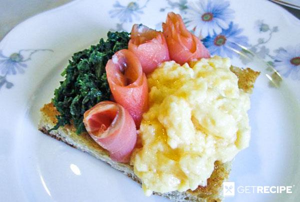 Закуска с яичницей-болтуньей, шпинатом и копченой семгой (2-й рецепт)