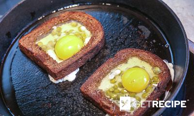 Яичница в черном хлебе с горошком (2-й рецепт)