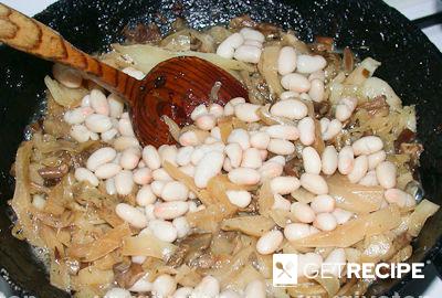 Тушеная капуста с фасолью и грибами.