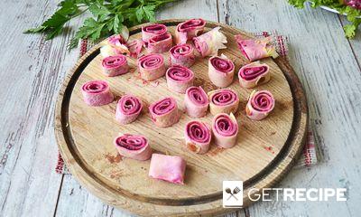 Слоеный салат с блинами «Букет роз».