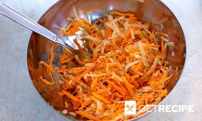Салат из редьки с морковью и зернами граната.