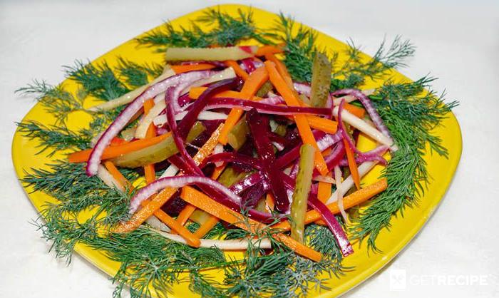 Photo of Овощной салат с запеченной свеклой, морковью, сельдереем и соленым огурцом.
