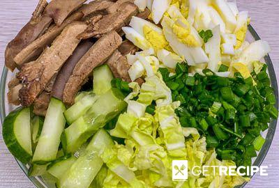 Салат из отварного языка с пекинской капустой и свежим огурцом.