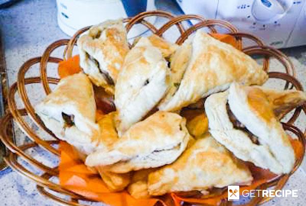 Photo of Слоеные пирожки с начинкой из рубленой куриной грудки и шампиньонов.