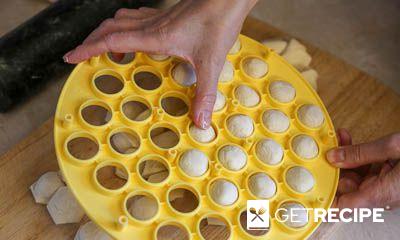 Мини-пирожки из слоеного теста в форме для пельменей.