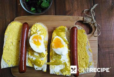 Хот-дог с острым маринованным перчиком, сыром фета и яйцом всмятку (2-й рецепт)