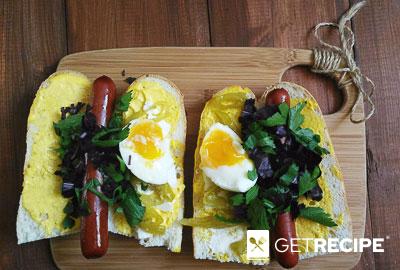 Хот-дог с острым маринованным перчиком, сыром фета и яйцом всмятку (2-й рецепт)