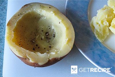 Картофель отварной, фаршированный овощной икрой с яйцом (2-й рецепт)