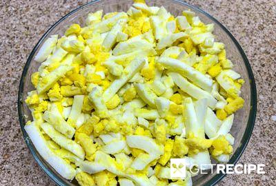 Слоеный салат с жареными шампиньонами, свежим огурцом и кукурузой (2-й рецепт)
