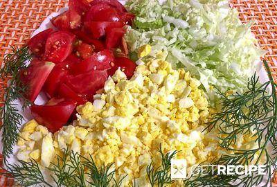Салат из пекинской капусты с яйцом, кунжутом и помидорами (2-й рецепт)