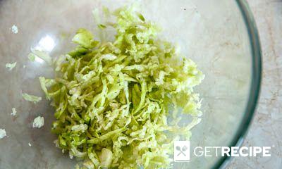 Салат из зеленой редьки с вареным языком.