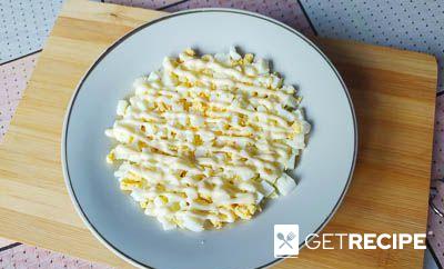 Слоеный салат со слабосоленой семгой, яйцом и сыром (2-й рецепт)