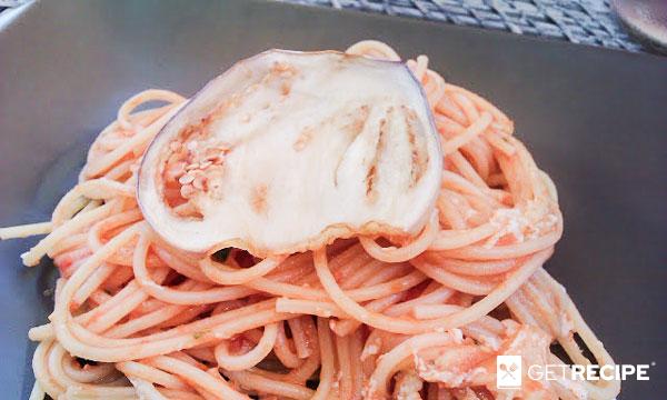 Спагетти в томатном соусе с баклажанами (spaghetti alla norma) .