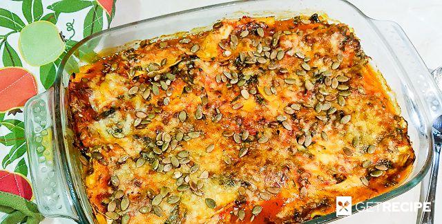 Вегетарианская лазанья с сыром халуми, шпинатом и тыквенными семечками (2-й рецепт)