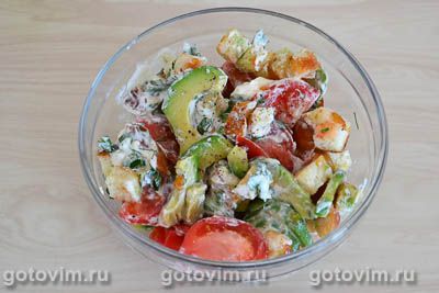 Овощной салат с авокадо и сухариками