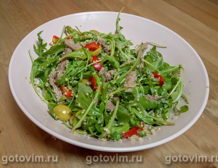 Салат с рукколой, телятиной и оливками