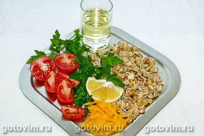 Салат с пророщенной чечевицей, брокколи, помидорами и чесноком
