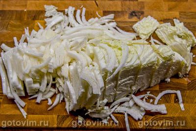 Салат из пекинской капусты с сыром и колбасой.