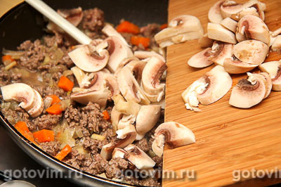Лазанья с мясным фаршем, грибами и соусом бешамель