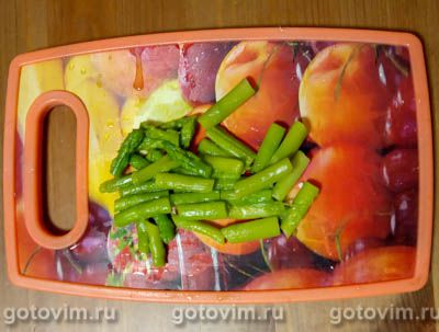 Веганский салат с киноа, миндалем и спаржей