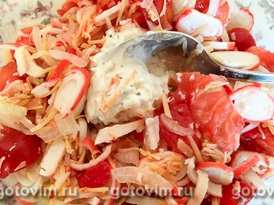 Салат с крабовыми палочками и помидорами «Сен-Флур»