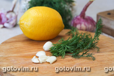 Сибас, запеченный с чесноком, укропом и лимонной цедрой