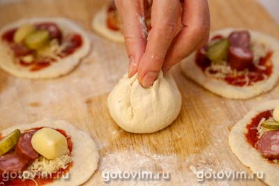 Пицца-бомбочки с колбасой и сыром моцарелла в форме для кексов