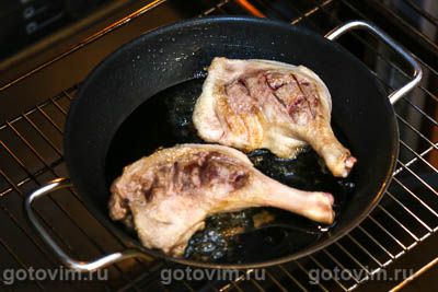 Утиные ножки в духовке, запеченные под соусом барбекю.