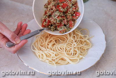 Спагетти с миндальным песто и помидорами
