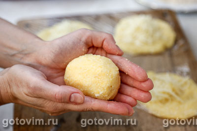 Урс - биточки из кукурузной крупы с сыром по-молдавски