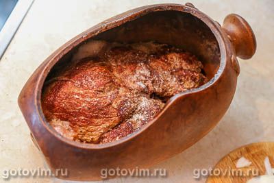 Говядина с черносливом и айвой, запеченная в глиняном горшке