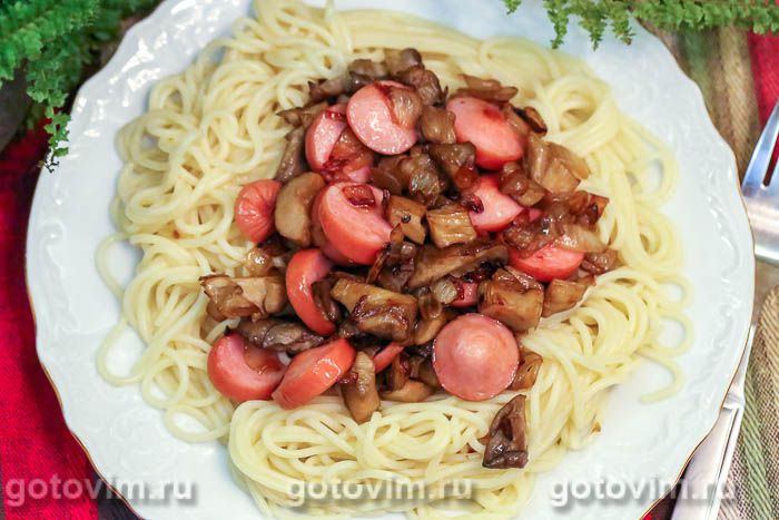 Спагетти с грибами вешенками и сосисками