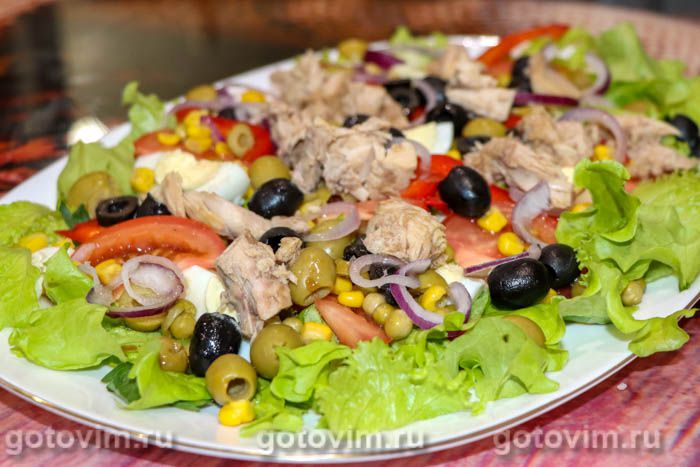 Салат с консервированным тунцом, яйцом и овощами