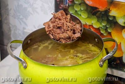 Томатный суп с говядиной, пшеном и свежей капустой