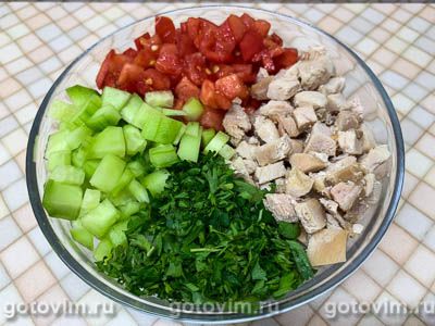 Салат из мяса кролика с огурцами и помидорами