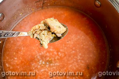 Томатный суп с рисом и рыбными консервами.