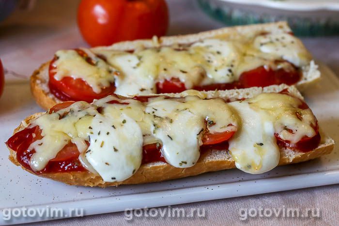 Пицца на багете с помидорами и сыром моцарелла.
