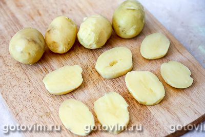 Тартинки из картофеля с соленой сельдью и свеклой