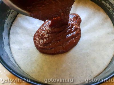 Чизкейк на шоколадной основе с печеньем савоярди.