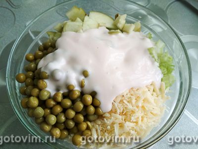 Салат с сельдереем и зеленым горошком