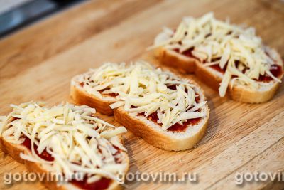 Тост-пицца с колбасой и сыром