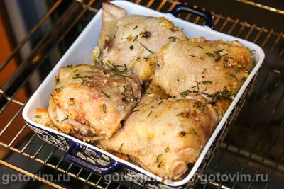 Курица в духовке, запеченная с хлебом, луком, чесноком и розмарином