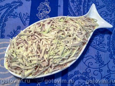 Слоеный салат «Морское дно» из крабовых палочек с консервированной рыбой и капустой